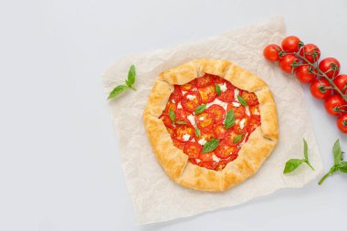 Lezzetli domates galeti ve fesleğenli kağıt.