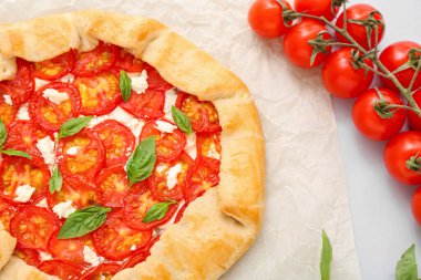 Lezzetli domates galeti ve fesleğenli kağıt.