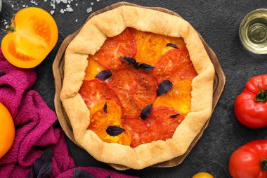 Lezzetli domates galeti ve koyu arkaplanda fesleğen.