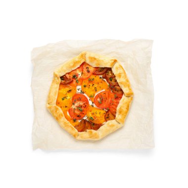 Beyaz arka planda lezzetli domates galetesi olan kağıt fırını.