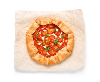 Lezzetli domates galetesi ve beyaz arka planda fesleğen içeren kağıt fırını.