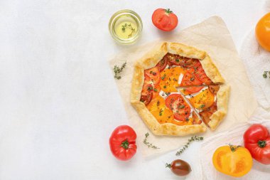 Beyaz arka planda lezzetli domates galetesi olan kağıt fırını.