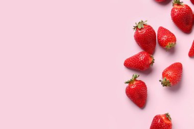 pembe bir arka plan üzerinde taze çilek