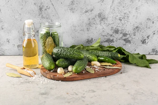 Wooden Board Fresh Cucumbers Preservation Table — Stock Photo, Image