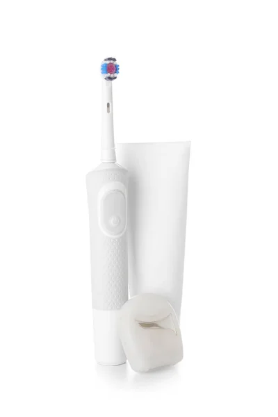 Elektrische Zahnbürste Mit Paste Und Zahnseide Auf Weißem Hintergrund — Stockfoto