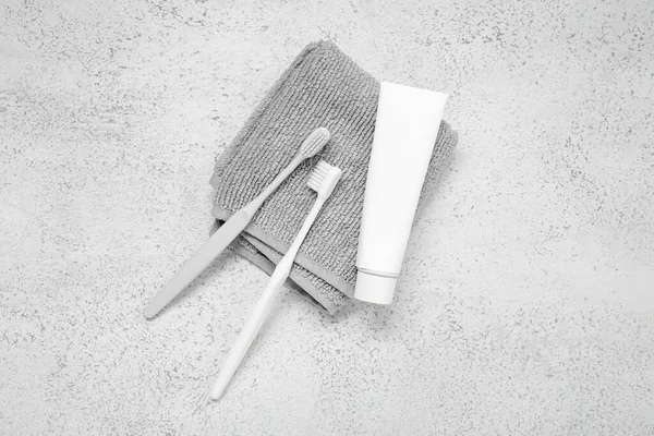 Zahnbürsten Und Paste Aus Kunststoff Mit Handtuch Auf Grunge Hintergrund — Stockfoto