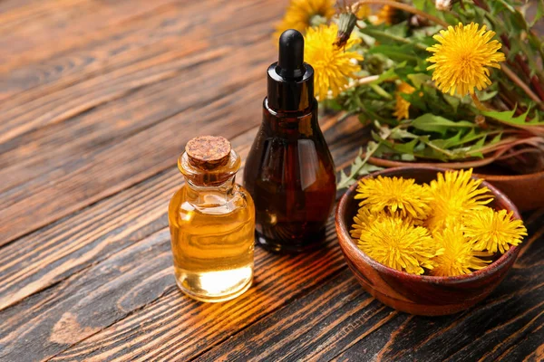 Flaskor Med Kosmetisk Olja Och Skålar Med Maskros Blommor Trä — Stockfoto