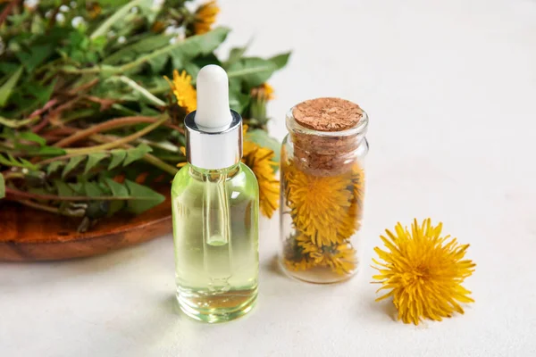Flaskor Med Kosmetisk Olja Och Tallrik Med Maskros Blommor Vit — Stockfoto