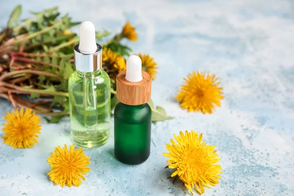 Flaskor Med Kosmetisk Olja Och Maskros Blommor Blå Bakgrund — Stockfoto