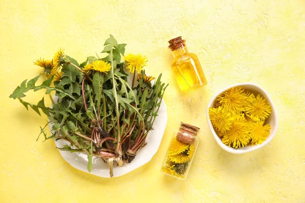 Flaskor Med Kosmetisk Olja Och Skål Med Maskros Blommor Gul — Stockfoto