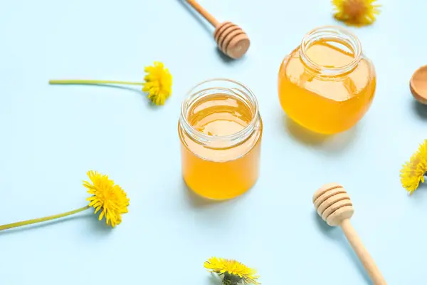 ターコイズの背景にタンポポの蜂蜜を持つ瓶 — ストック写真