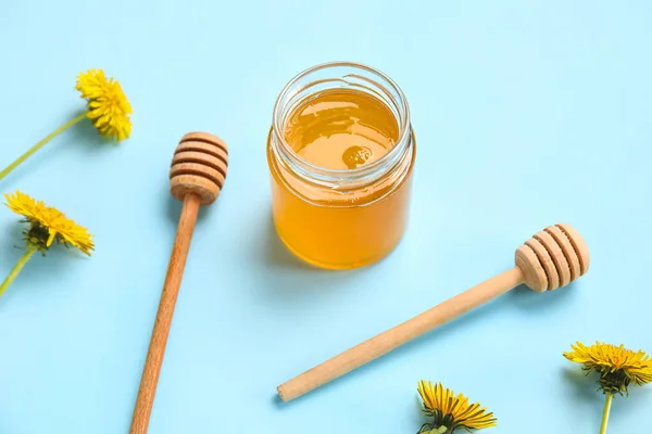 ターコイズの背景にタンポポの蜂蜜を持つジャー — ストック写真
