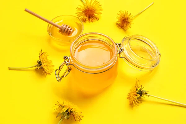 Pot Kom Met Paardebloem Honing Gele Achtergrond — Stockfoto