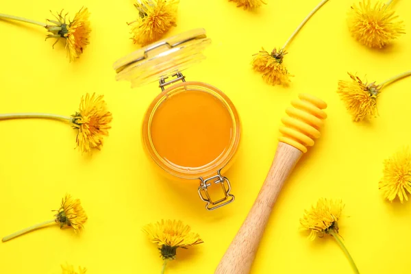 黄色の背景にタンポポの蜂蜜とジャー — ストック写真