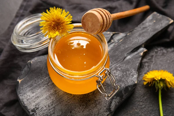 Bord Pot Met Paardebloem Honing Zwarte Achtergrond — Stockfoto