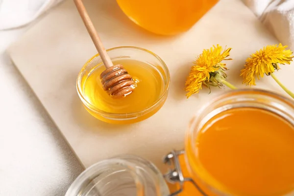 Bord Potten Kom Met Paardebloem Honing Witte Achtergrond — Stockfoto