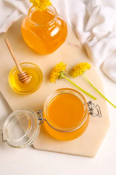 白底蒲公英蜂蜜的木板 罐子和碗 — 图库照片
