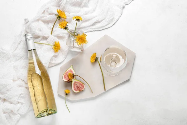 Tavola Con Bottiglia Bicchiere Vino Tarassaco Sfondo Bianco — Foto Stock