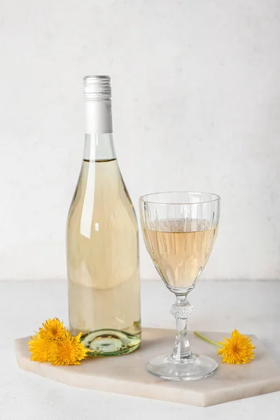 Board Bottle Glass Dandelion Wine White Table — Stock Photo, Image