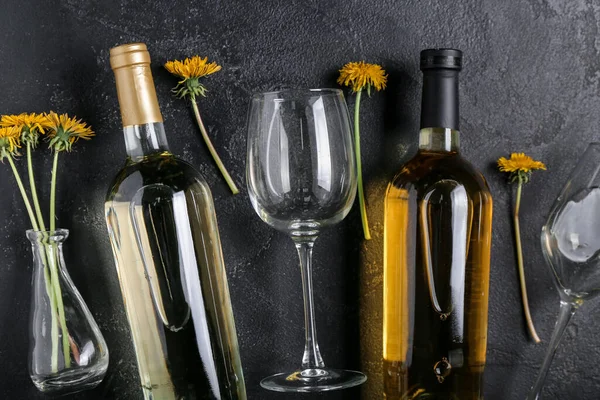 Bottiglie Bicchieri Vino Tarassaco Sfondo Nero — Foto Stock