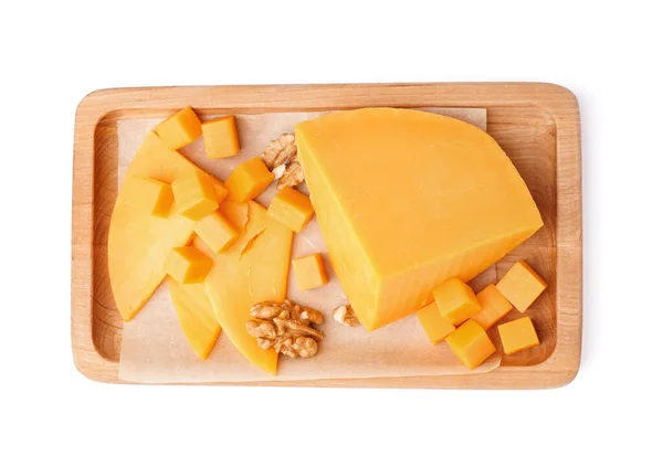 白い背景においしいチェダーチーズの破片でボード — ストック写真