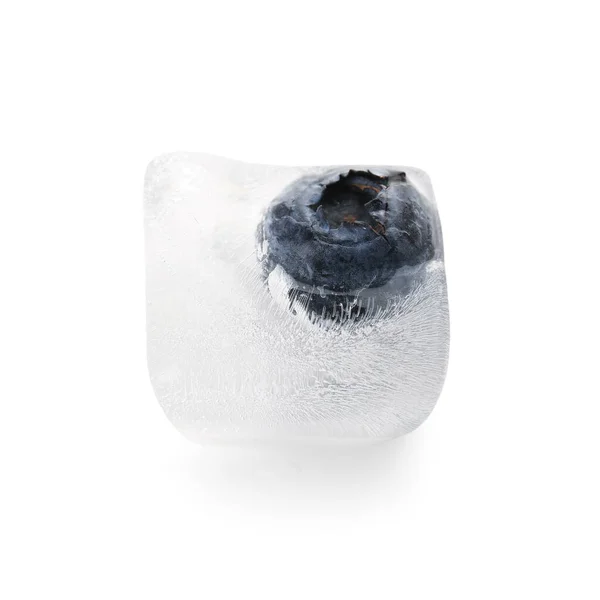 Beyaz Zemin Üzerinde Buzun Içinde Donmuş Taze Yaban Mersini — Stok fotoğraf