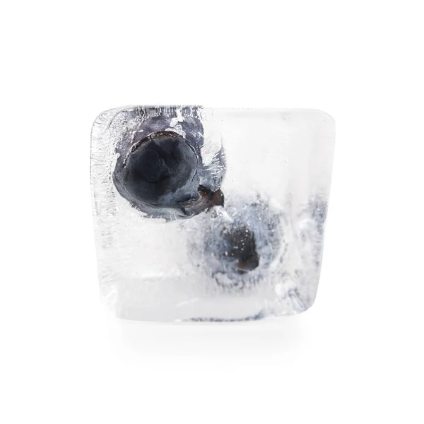 白い背景にアイスキューブで凍結新鮮なブルーベリー — ストック写真