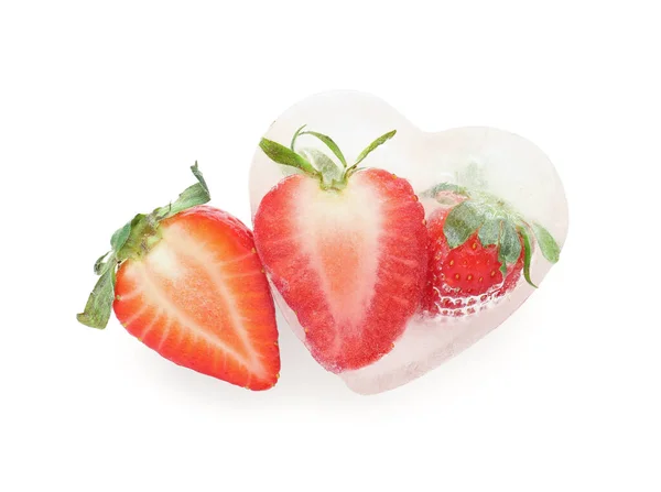 Frische Erdbeeren Eingefroren Eis Auf Weißem Hintergrund — Stockfoto