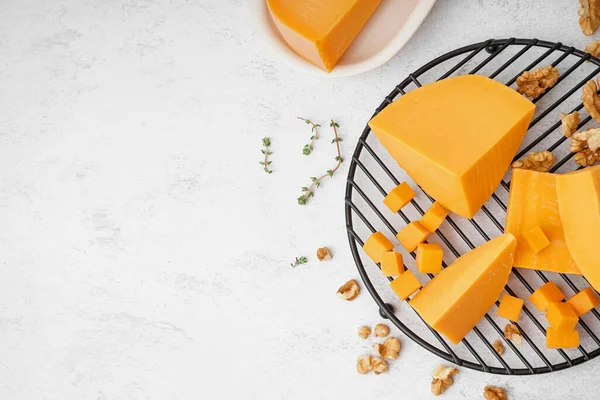 Cooling Rack Pieces Tasty Cheddar Cheese Light Background — Stock Photo, Image