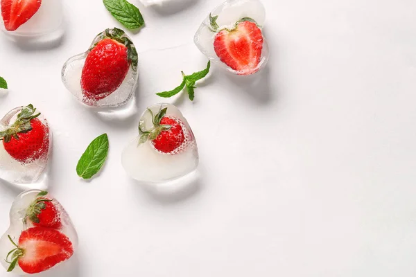 Frische Erdbeeren Eingefroren Eis Auf Hellem Hintergrund — Stockfoto