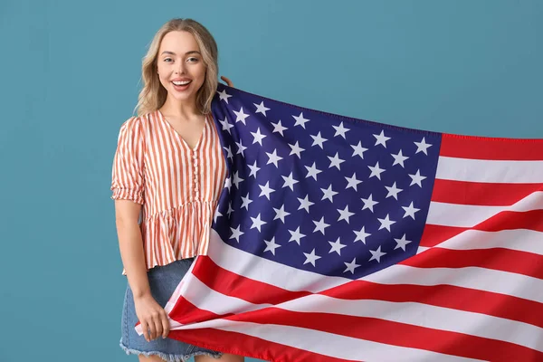 Wanita Muda Dengan Bendera Amerika Serikat Latar Belakang Biru — Stok Foto