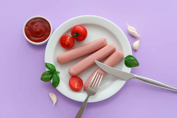 紫丁香背景上有罗勒和西红柿的美味香肠盘 — 图库照片