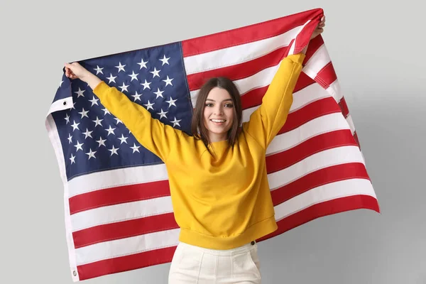 Młoda Kobieta Flagą Usa Jasnym Tle — Zdjęcie stockowe