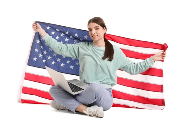 Νεαρή Γυναίκα Αμερικανική Σημαία Και Laptop Λευκό Φόντο — Φωτογραφία Αρχείου