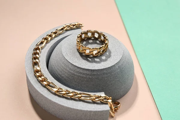 Decorative Podiums Golden Ring Bracelet Color Background — Stock Photo, Image