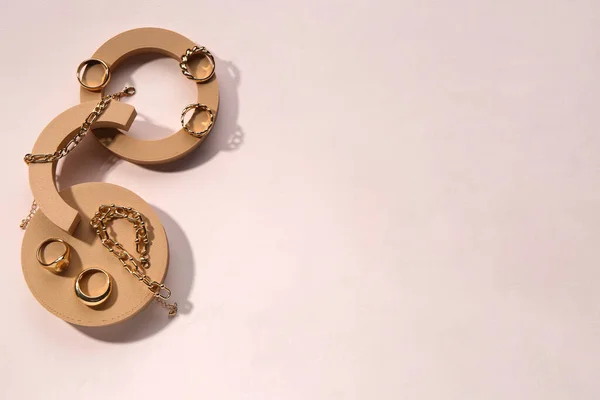 Decorative Podiums Golden Rings Bracelets White Background — Stock Photo, Image