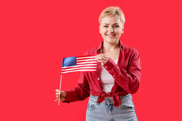 Jonge Vrouw Met Usa Vlag Rode Achtergrond — Stockfoto