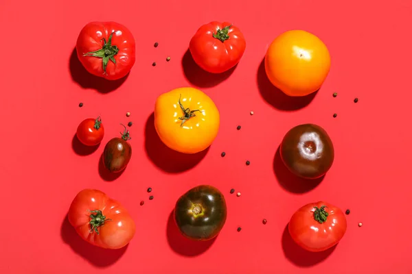 Diferentes Tomates Frescos Pimienta Sobre Fondo Rojo — Foto de Stock