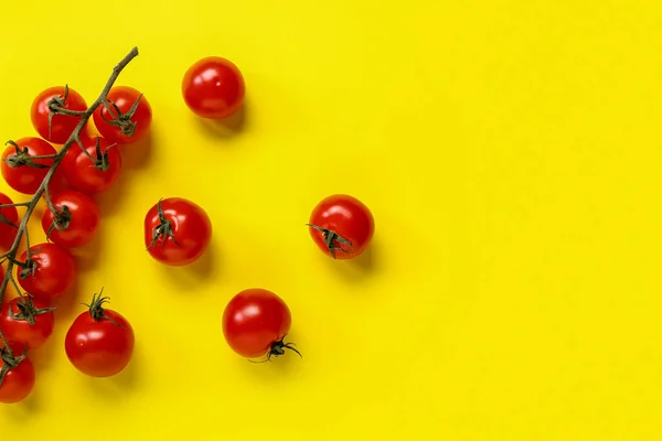 Tomates Cherry Frescos Sobre Fondo Amarillo — Foto de Stock