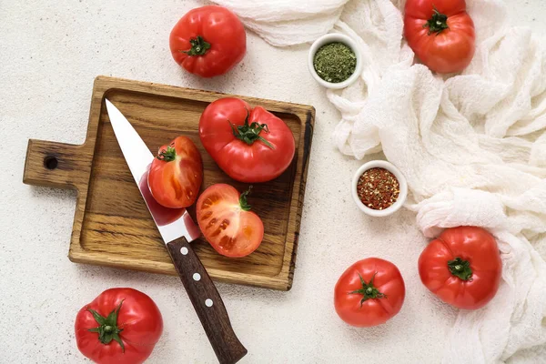 Deska Drewniana Świeżymi Pomidorami Białym Tle — Zdjęcie stockowe