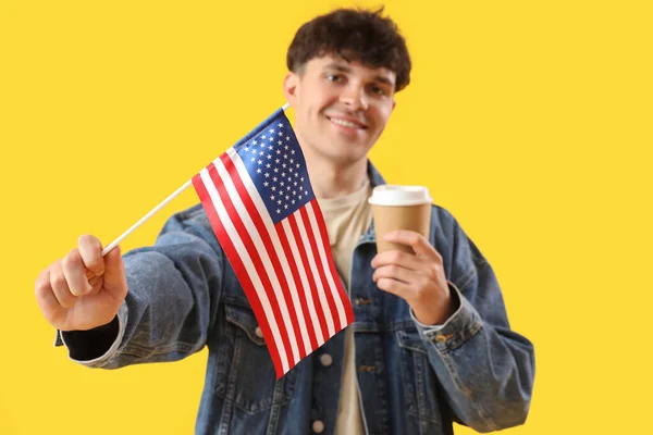 Jongeman Met Usa Vlag Kop Koffie Gele Achtergrond — Stockfoto