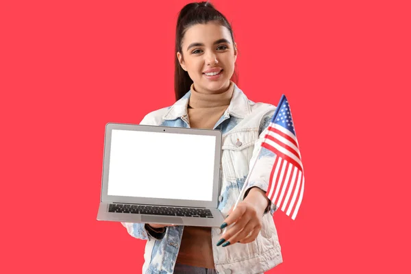 Молода Жінка Прапором Сша Ноутбуком Червоному Тлі — стокове фото