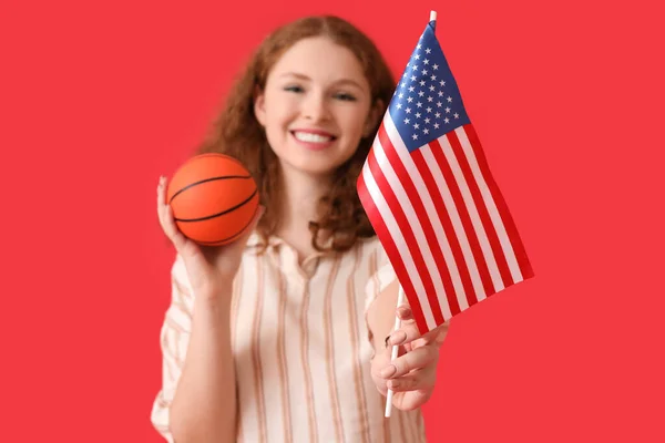 Wanita Muda Dengan Bendera Amerika Serikat Dan Bola Latar Belakang — Stok Foto