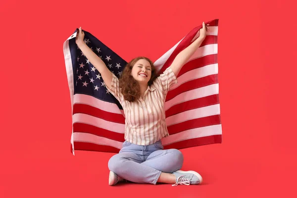 Wanita Muda Dengan Bendera Usa Duduk Latar Belakang Merah — Stok Foto