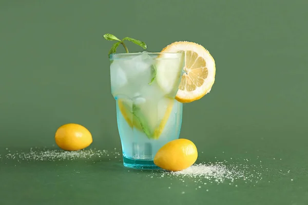 Bicchiere Con Limonata Fresca Sfondo Verde — Foto Stock