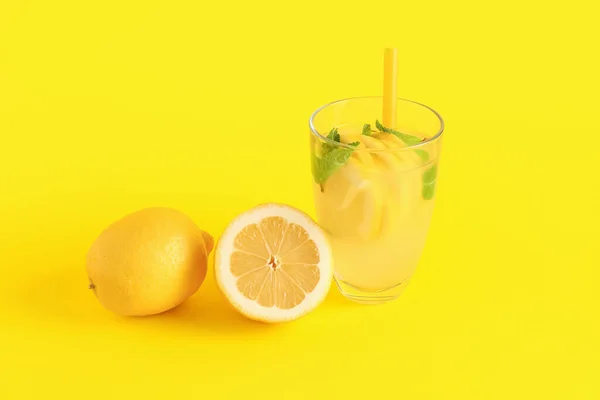 Склянка Свіжим Лимонадом Лимонами Жовтому Фоні — стокове фото