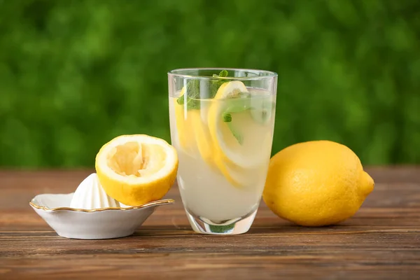 Bicchiere Con Limonata Fresca Sul Tavolo Legno — Foto Stock