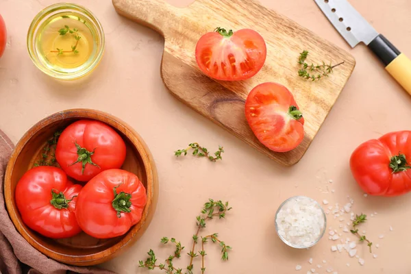Bowl Board Fresh Tomatoes Beige Background — Stock Photo, Image