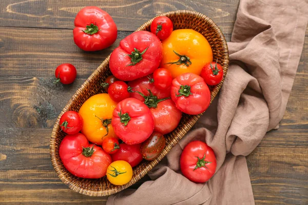 Wiklinowa Miska Różnymi Świeżymi Pomidorami Drewnianym Tle — Zdjęcie stockowe