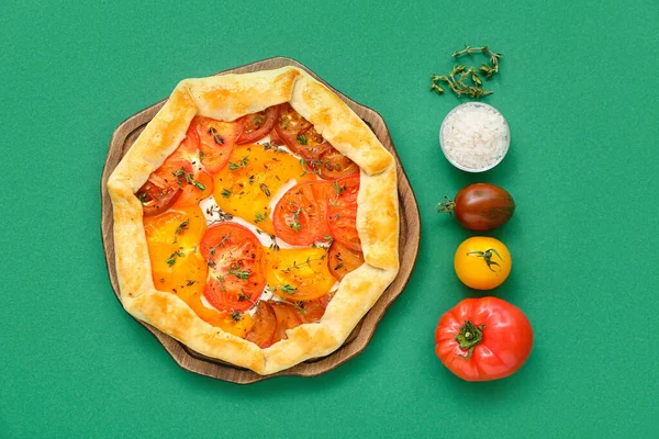 Deska Smaczną Galetą Pomidorową Zielonym Tle — Zdjęcie stockowe
